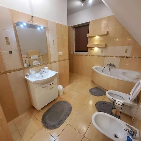 W Gorach, Obok Centrum * مشانا دولنا